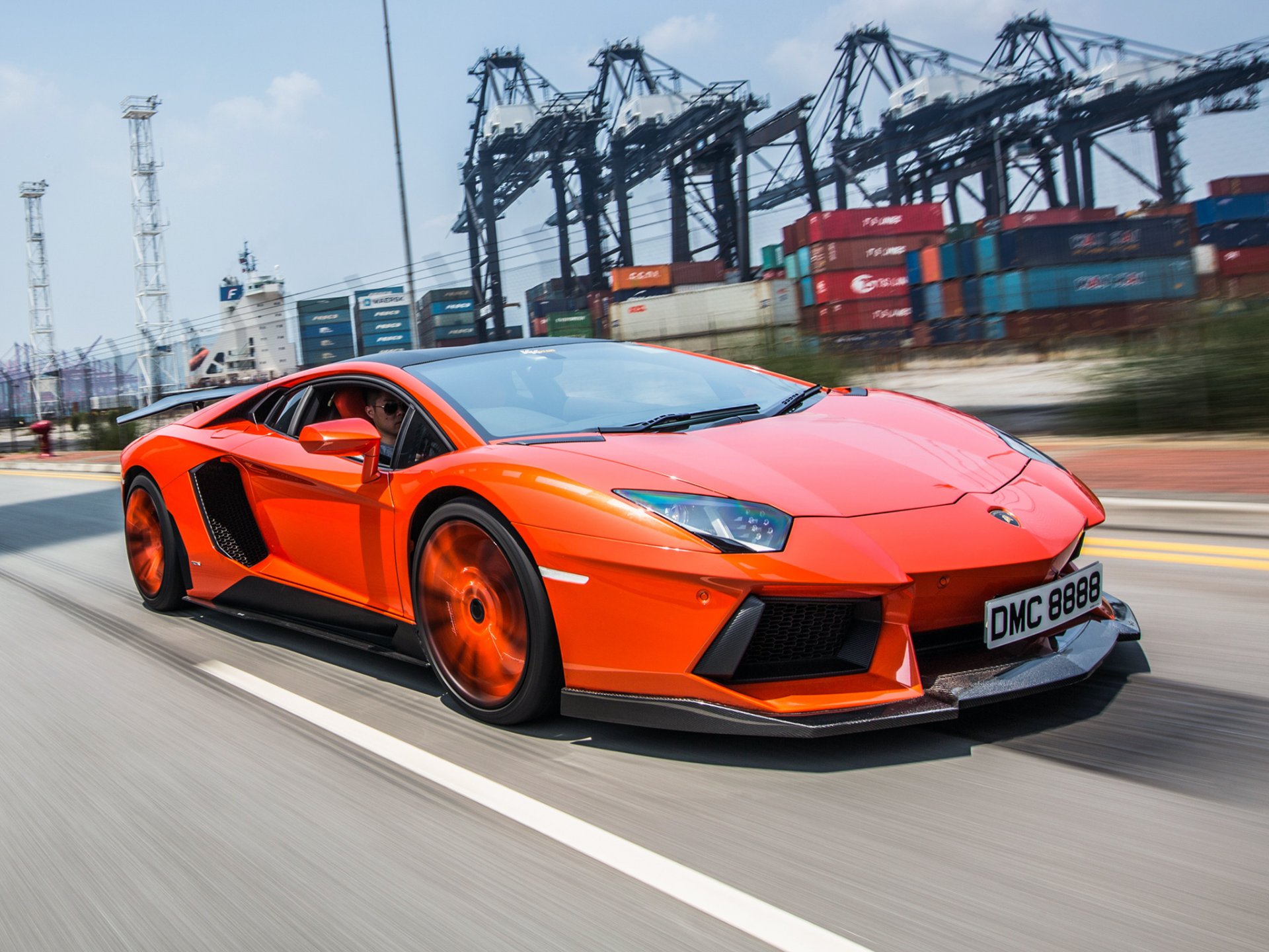 lamborghini aventador lp900-4 molto veloce vista frontale aventador messa a punto strada traffico