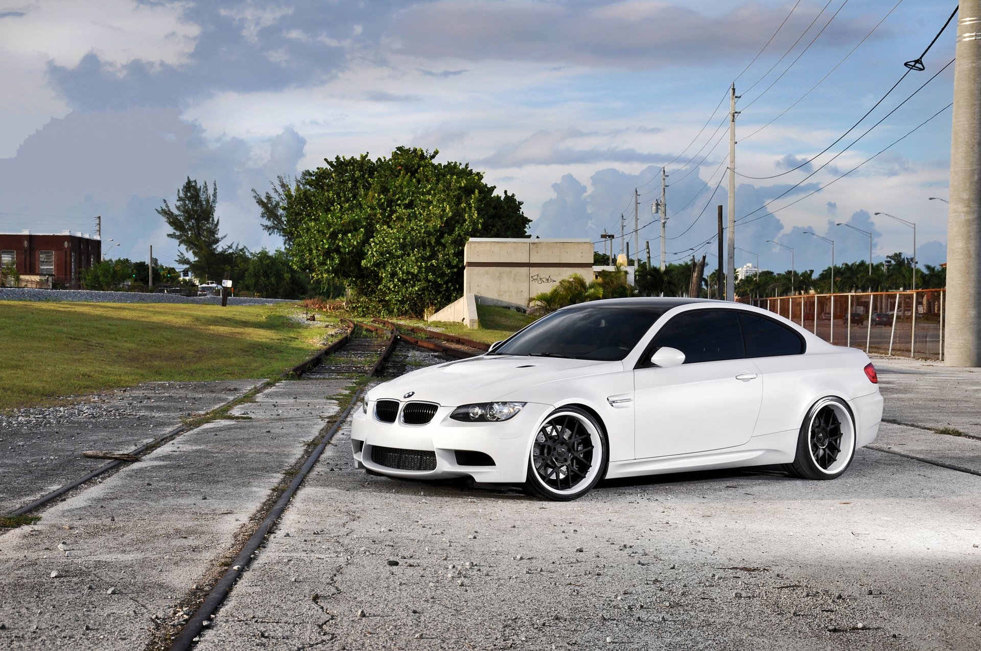 bmw m3 e92 blanc roues bmw ciel nuages tables ligne électrique chemin de fer