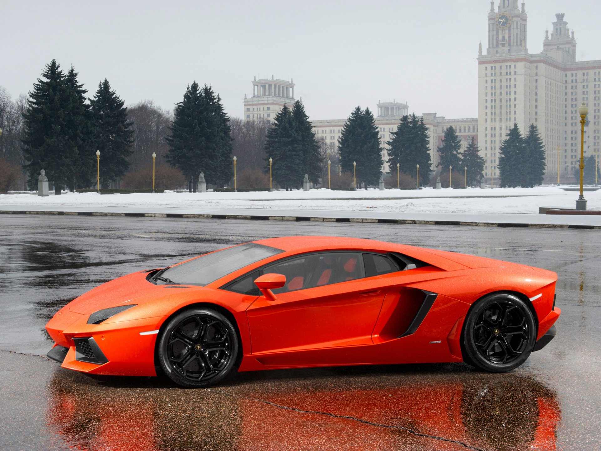 aventador lp700 - 4 lamborghini lamborghini aventador widok z boku świerki budynek