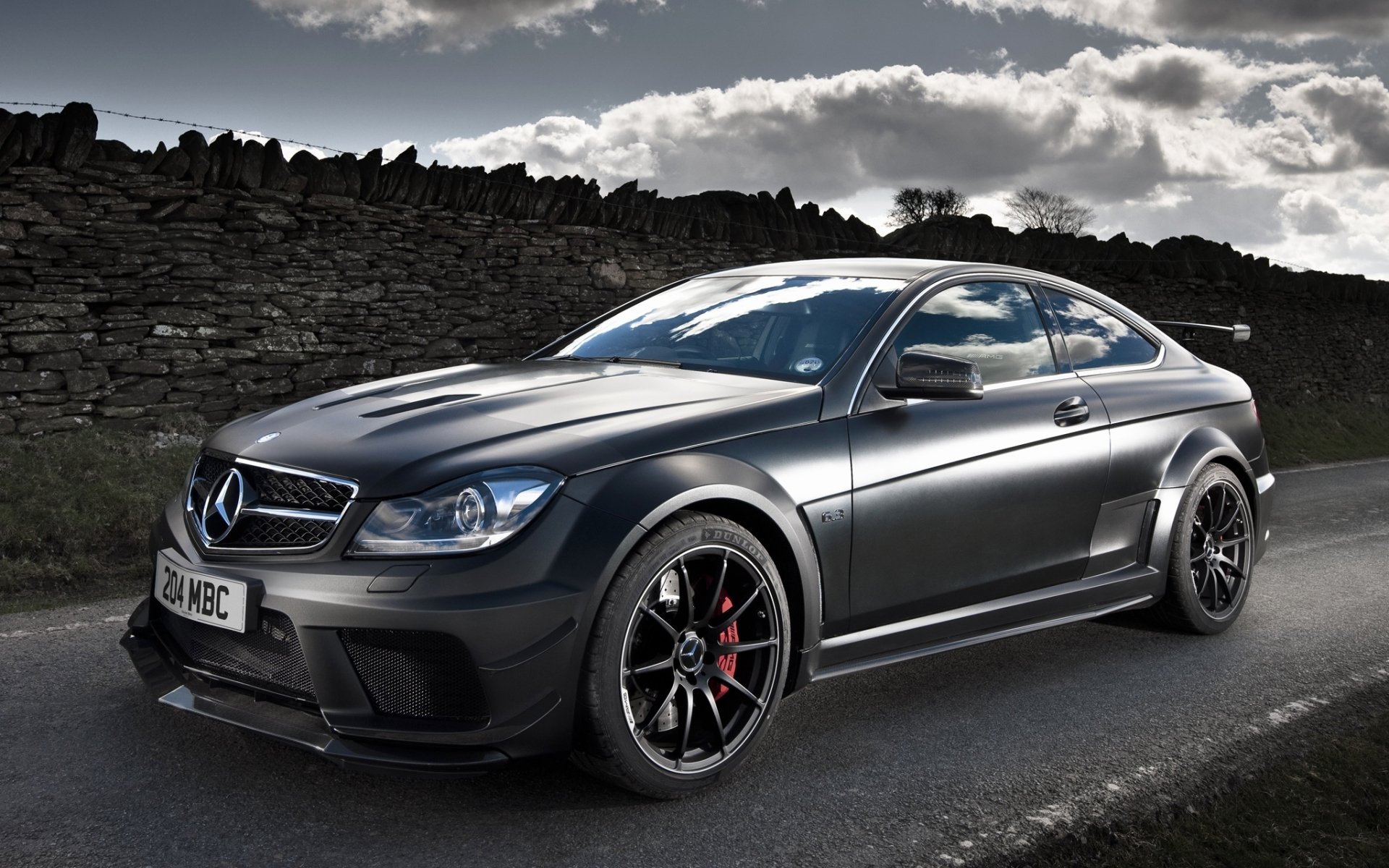 mercedes-benz c63 amg serie negra coupé mercedes amg frente carretera cielo