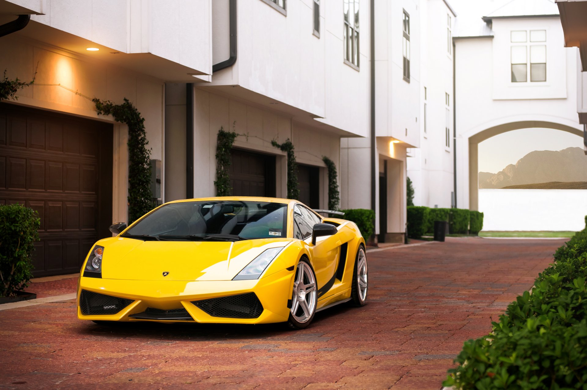 lamborghini gallardo superleggera jaune lamborghini lamborghini gallardo superlegera bâtiment garages pavés