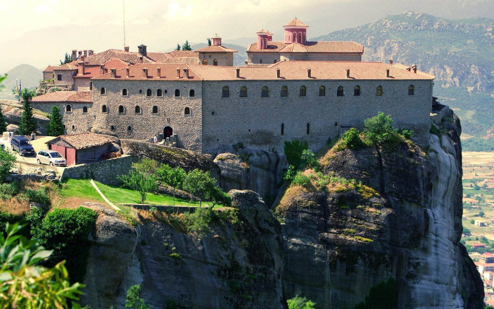 nizu ville dans montagnes rocher château