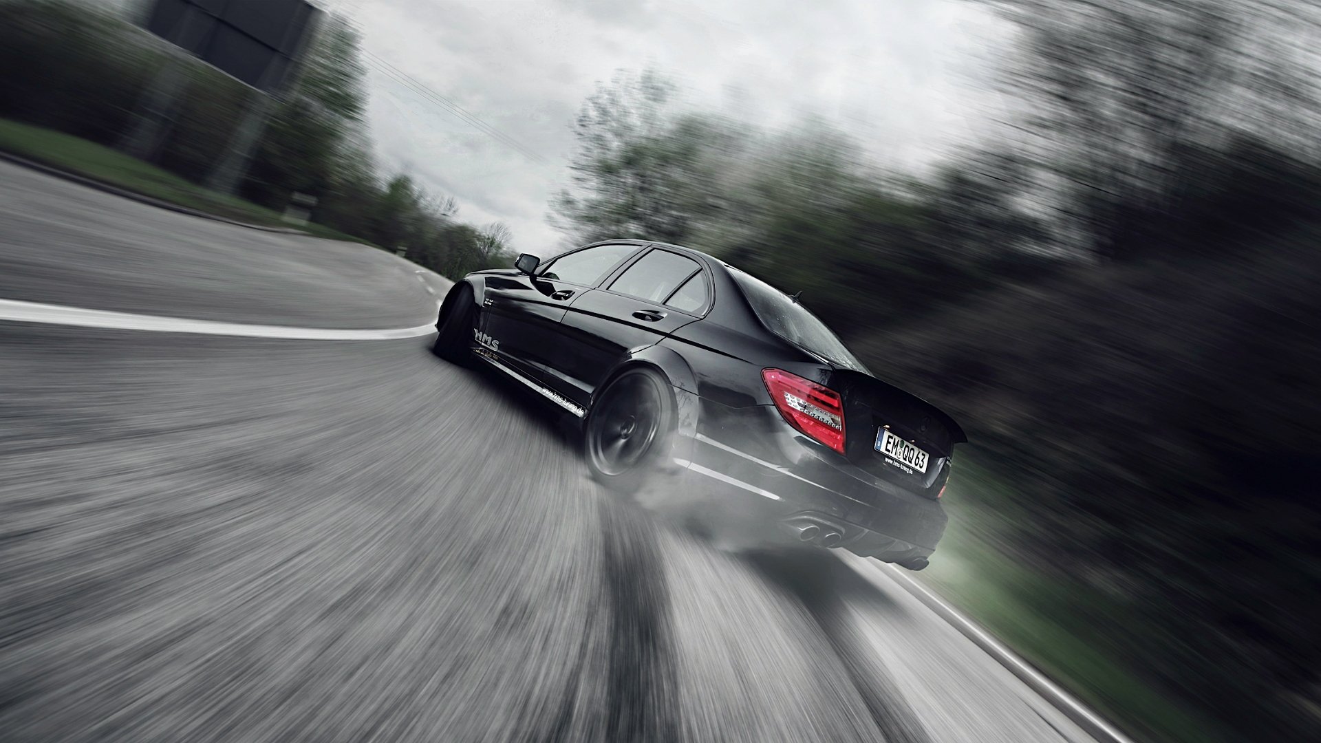 mercedes-benz c63 amg tuning schwarz drift rauch verkehr straße