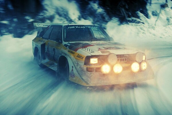 Audi quattro en el camino cubierto de nieve Drift