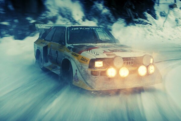 Audi Quattro na zaśnieżonej drodze Drift