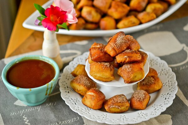 Buffet de cuisson avec des fleurs sur un beau plat