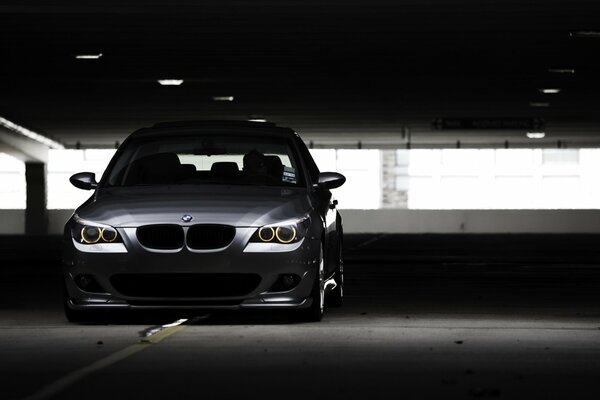 Bmw e60 530i stoi na parkingu