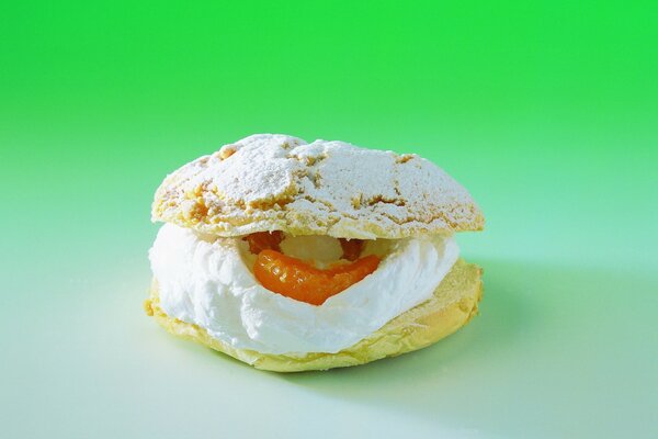 Torta con crema su sfondo verde