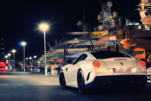 Ferrari in der Stadt rast den Lichtern entgegen