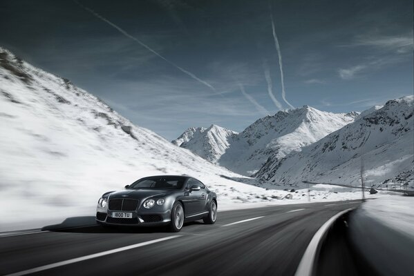 Fahren Sie einen Bentley Continental durch die schneebedeckten Berge