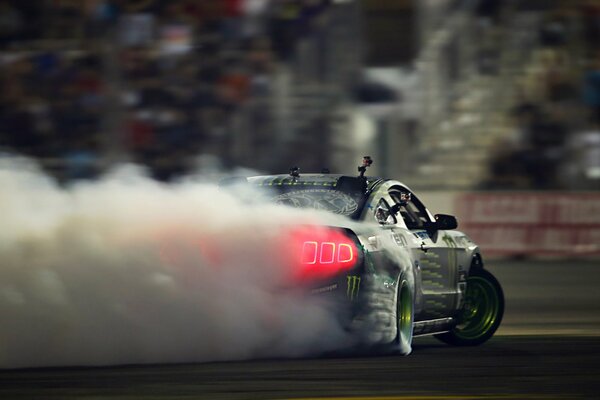 La Ford Mustang messa a punto risplende attraverso il fumo delle gomme