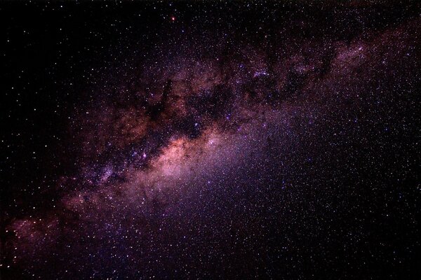 Le ciel nocturne envoûtant est un chemin étonnamment Éternel