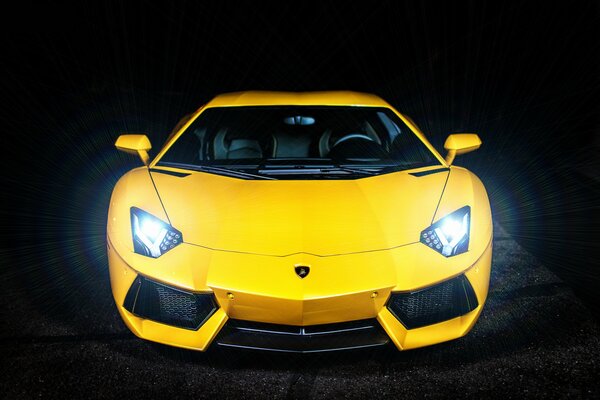 Lamborghini amarillo con faros de luz de cruce incluidos