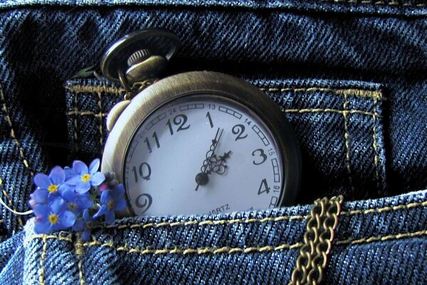 Taschenuhr in Jeans und blauer Flieder