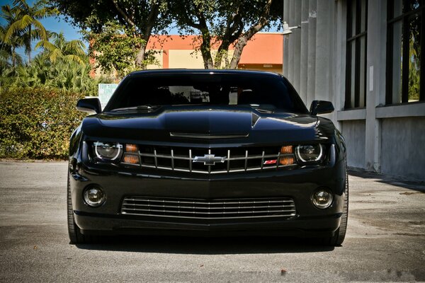 Czarny chevrolet Camaro ss w odcieniu przed budynkiem