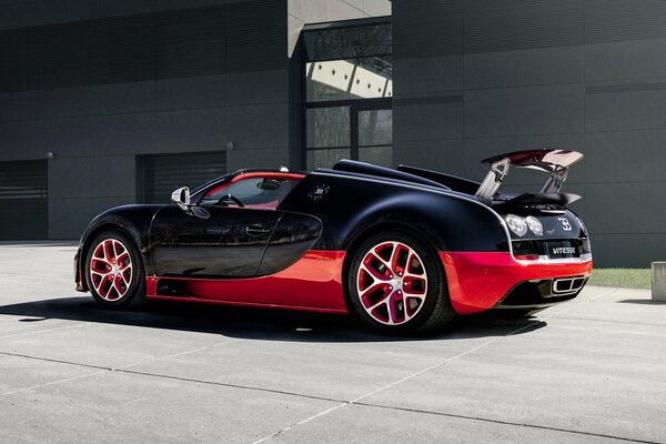 Coche Grand Sport en el fondo del edificio