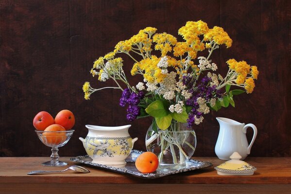 Plantas del bosque con albaricoques en un plato