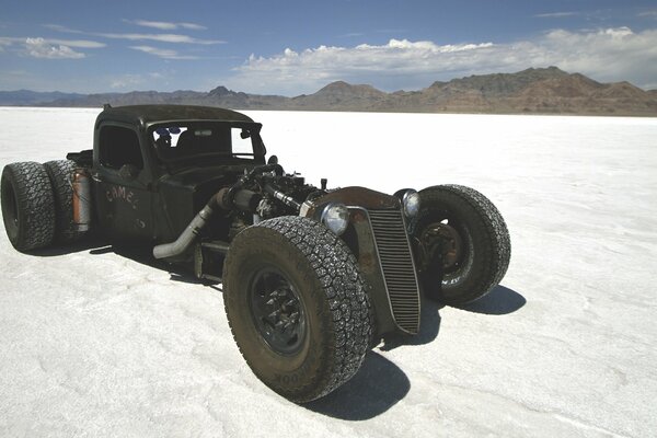 Hot Rod sportif sur un lac salé