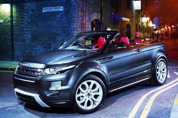 Range rover de acero en la calle Europea nocturna