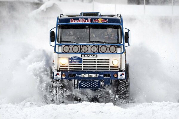 KAMAZ, i carri armati di fango non hanno paura