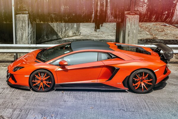 Elegante Lamborghini Aventador lp900 arancione