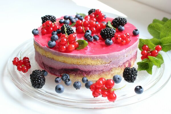 Gâteau de mousse délicate décoré de baies