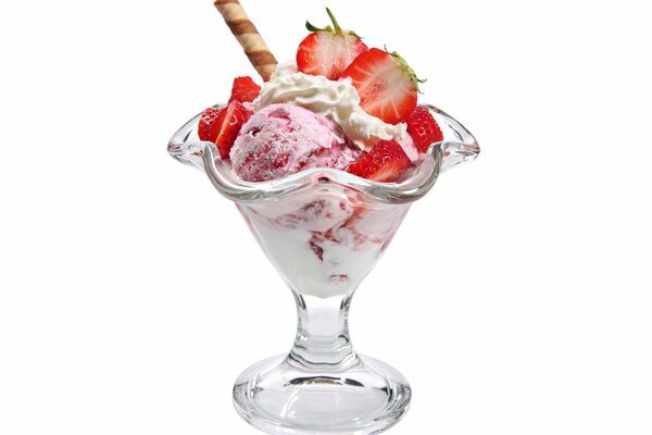 Bellissimo servizio di gelato alla fragola