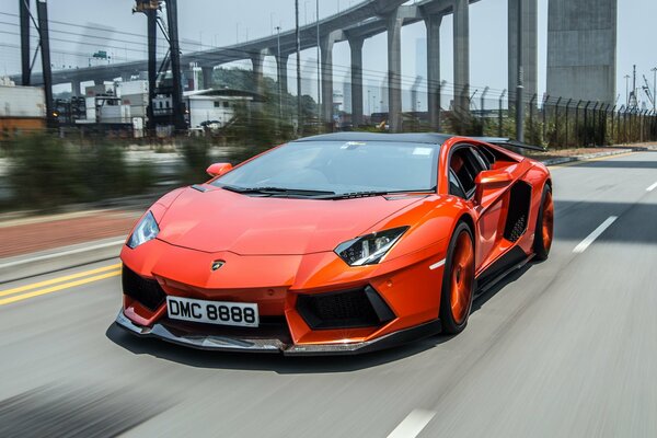 Widok z przodu pomarańczowego lamborghini aventador lp900-4 molto veloce