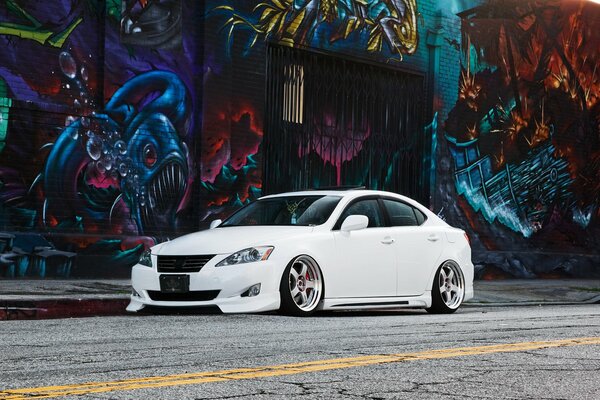 Lexus IS300 blanc sur fond de graffiti