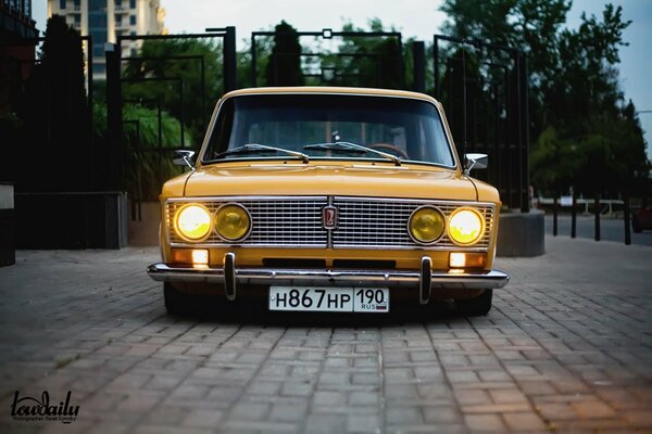 Mauerwerk und Nostalgie, gelbe, alte Lada