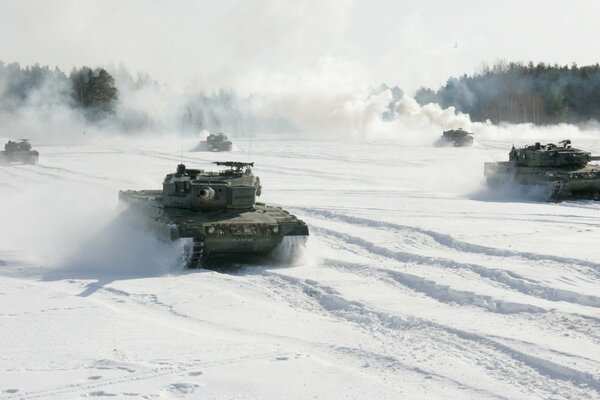 Kampf der Panzer im Wald im Schnee