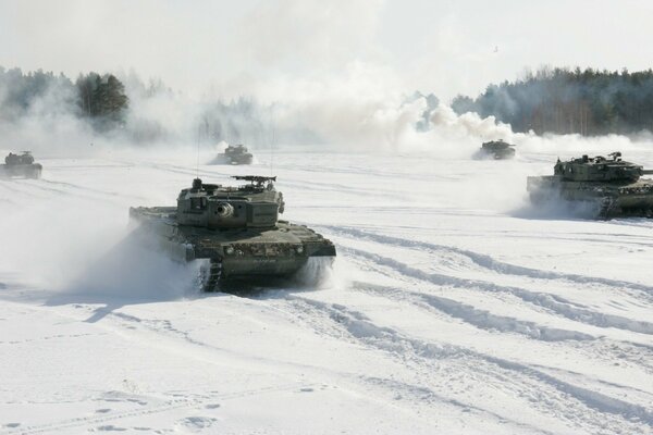 Сражение танков в лесу на снегу