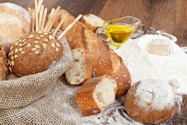 Brot und Mehl auf dem Tisch Essen