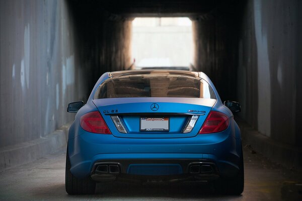 Blauer Tuning-Mercedes-Benz im Tunnel