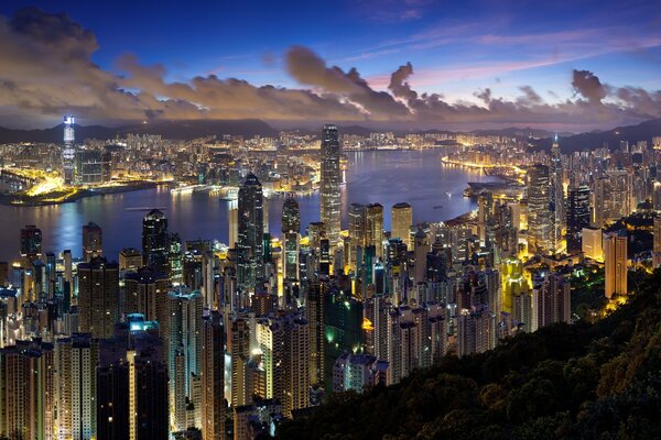 HongKong, wieczorne chmury miejskie
