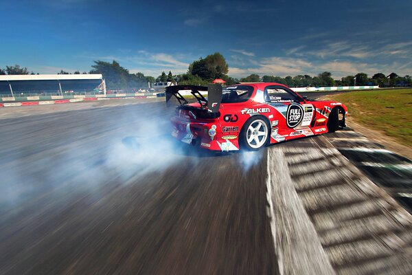 Drift rojo mazda rx-7 en la pista