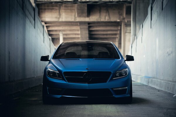 Mercedes bleue avec tuning dans le tunnel