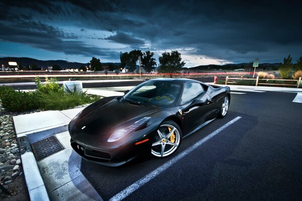 Ferrari 458 italia sur fond avec ciel nocturne