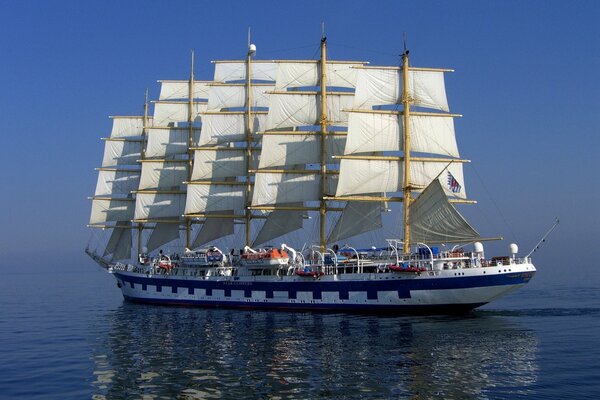 Barco con velas blancas en el mar