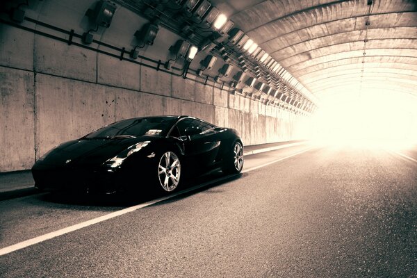 Lamborghini noir en ton avec la lumière