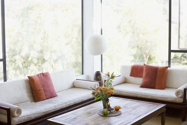 Antike Sofas im Interieur mit Panoramafenstern