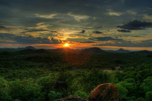 Coucher de soleil africain sur la forêt