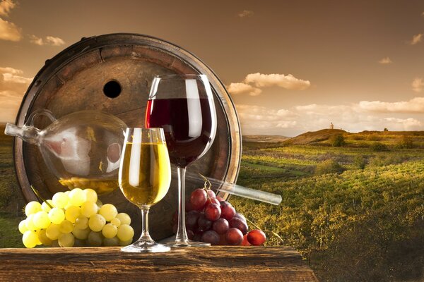Бокалы с вином, бочка, виноград на фоне виноградника