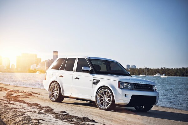 Weißer land rover range rover Sport am Strand