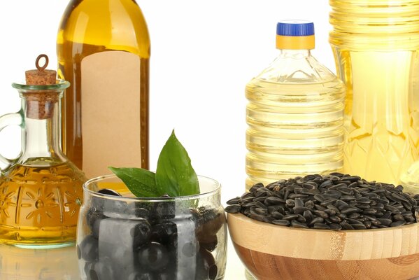 Bottiglie di olio di semi di girasole e olive