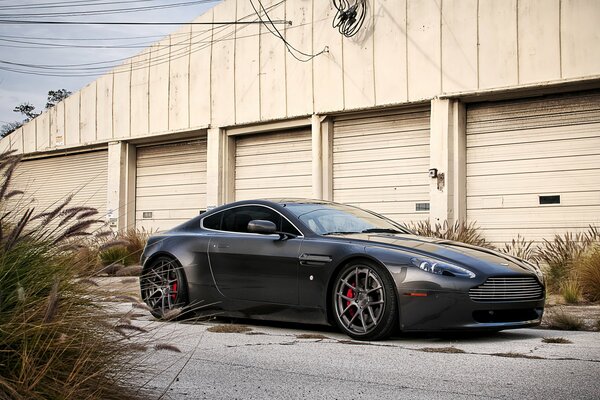 Voiture Aston Martin sur fond de garages