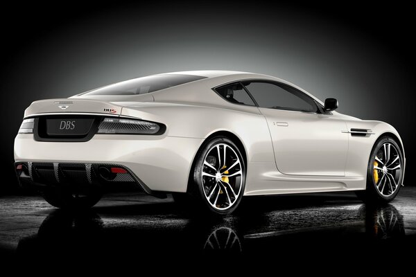 Superdeportivo Aston martin en color blanco