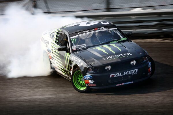 Ford Mustang Drift bei Rennen im Schleudern