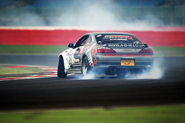 Nissan Silvia entra claramente en la curva a la deriva