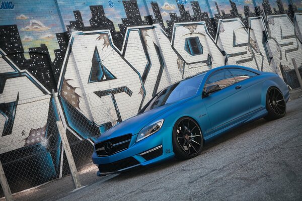 Mercedes-benz con un estilo fresco en el fondo de graffiti en la cerca